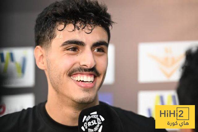 إن القديسة يضع عينيه على المدافع